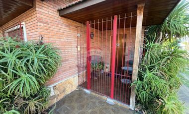 CASA EN VENTA 4 AMB CON COCHERA Y QUINCHO