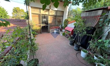 CASA EN VENTA 4 AMB CON COCHERA Y QUINCHO