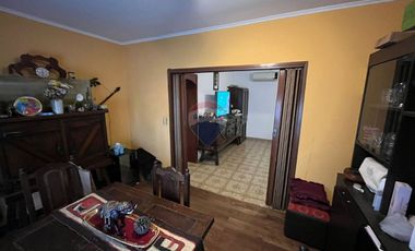 CASA EN VENTA 4 AMB CON COCHERA Y QUINCHO