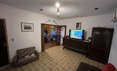 CASA EN VENTA 4 AMB CON COCHERA Y QUINCHO