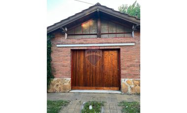 CASA EN VENTA 4 AMB CON COCHERA Y QUINCHO