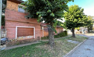 CASA EN VENTA 4 AMB CON COCHERA Y QUINCHO