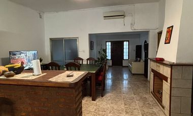 CASA EN VENTA 3 DORM. CON PILETA EN VILLA NUEVA