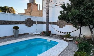 CASA EN VENTA 3 DORM. CON PILETA EN VILLA NUEVA