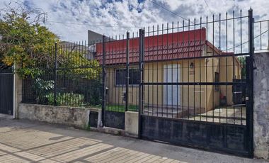 casa en alquiler 3 ambientes con parque en Lanus O