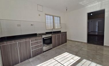 casa en alquiler 3 ambientes con parque en Lanus O