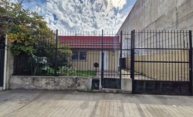 casa en alquiler 3 ambientes con parque en Lanus O