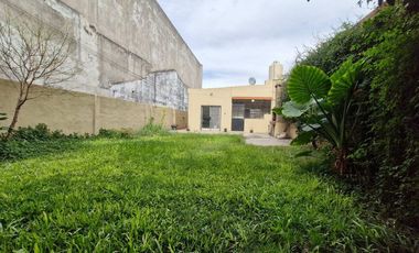casa en alquiler 3 ambientes con parque en Lanus O