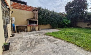 casa en alquiler 3 ambientes con parque en Lanus O