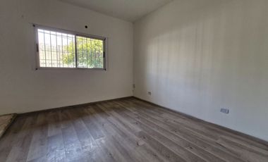 casa en alquiler 3 ambientes con parque en Lanus O