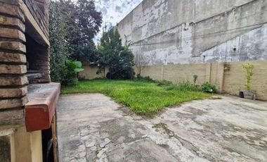 casa en alquiler 3 ambientes con parque en Lanus O
