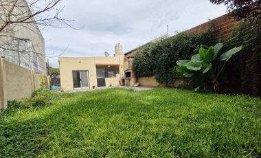 casa en alquiler 3 ambientes con parque en Lanus O