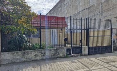 casa en alquiler 3 ambientes con parque en Lanus O