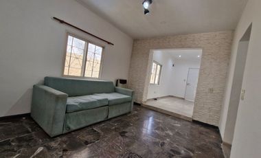 casa en alquiler 3 ambientes con parque en Lanus O