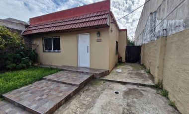 casa en alquiler 3 ambientes con parque en Lanus O