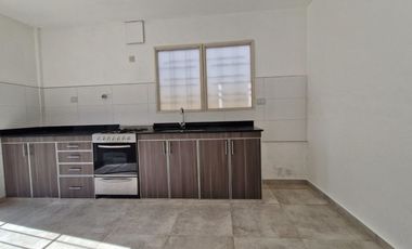 casa en alquiler 3 ambientes con parque en Lanus O