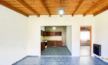 CASA EN VENTA DE 2 DORMITORIOS EN SICARDI
