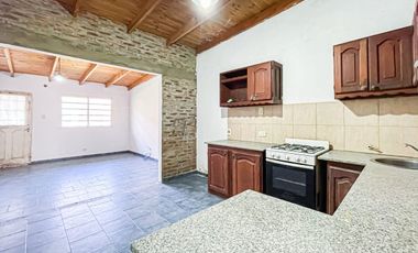 CASA EN VENTA DE 2 DORMITORIOS EN SICARDI