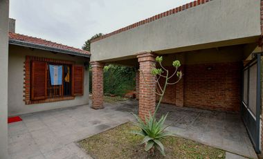 CASA EN VENTA EN LA PLATA 2 DORMITORIOS QUINCHO