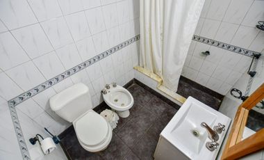 CASA EN VENTA EN LA PLATA 2 DORMITORIOS QUINCHO