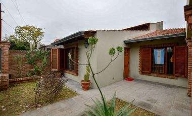 CASA EN VENTA EN LA PLATA 2 DORMITORIOS QUINCHO