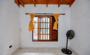 CASA EN VENTA EN LA PLATA 2 DORMITORIOS QUINCHO