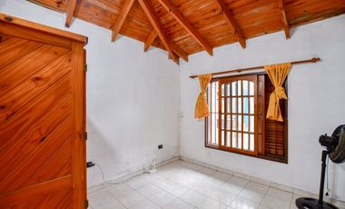 CASA EN VENTA EN LA PLATA 2 DORMITORIOS QUINCHO