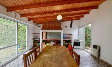 CASA EN VENTA EN LA PLATA 2 DORMITORIOS QUINCHO