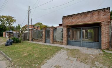 CASA EN VENTA EN LA PLATA 2 DORMITORIOS QUINCHO