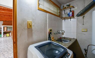 CASA EN VENTA EN LA PLATA 2 DORMITORIOS QUINCHO