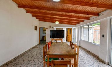 CASA EN VENTA EN LA PLATA 2 DORMITORIOS QUINCHO