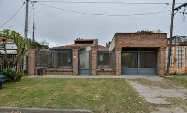 CASA EN VENTA EN LA PLATA 2 DORMITORIOS QUINCHO