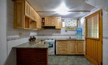 CASA EN VENTA EN LA PLATA 2 DORMITORIOS QUINCHO
