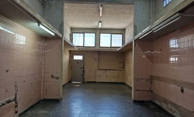 DEPÓSITO O LOCAL DE 52 M² CUBIERTOS CON 2 BAÑOS