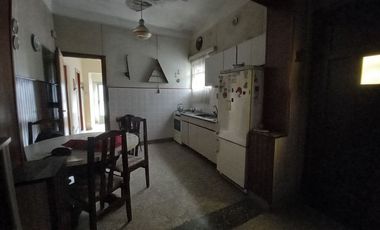 CASA DE 3 AMBIENTES CON COCHERA, QUINCHO Y TERRAZA