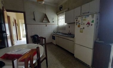 CASA DE 3 AMBIENTES CON COCHERA, QUINCHO Y TERRAZA