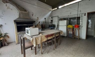 CASA DE 3 AMBIENTES CON COCHERA, QUINCHO Y TERRAZA
