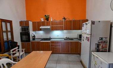 VENDE CASONA 3 DORMITORIOS SAN EDUARDO