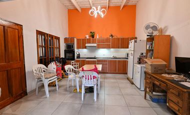 VENDE CASONA 3 DORMITORIOS SAN EDUARDO