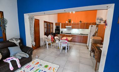 VENDE CASONA 3 DORMITORIOS SAN EDUARDO