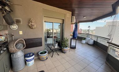 PISO EN VENTA SOBRE BV Y NECOCHEA! CON 2 COCHERAS!