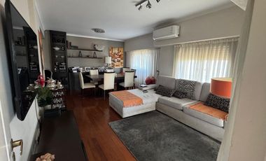 PISO EN VENTA SOBRE BV Y NECOCHEA! CON 2 COCHERAS!