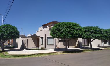 MAGNÍFICA CASA ESQUINA  CON LOCAL - LA CONSULTA