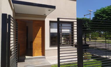 MAGNÍFICA CASA ESQUINA  CON LOCAL - LA CONSULTA