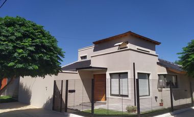 MAGNÍFICA CASA ESQUINA  CON LOCAL - LA CONSULTA