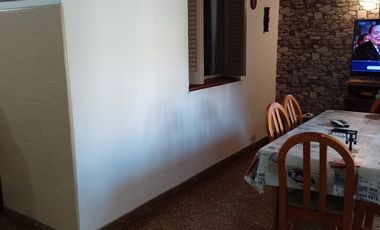 CASA 4 AMBIENTES + DEPARTAMENTO EN BELLA VISTA