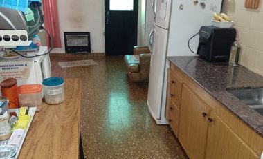 CASA 4 AMBIENTES + DEPARTAMENTO EN BELLA VISTA
