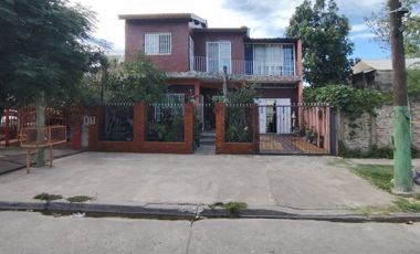 VENTA CASA 5 AMB. MULTIFAMILIAR HURLINGHAM-PILETA