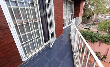 VENTA CASA 5 AMB. MULTIFAMILIAR HURLINGHAM-PILETA