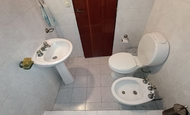 VENTA CASA 5 AMB. MULTIFAMILIAR HURLINGHAM-PILETA